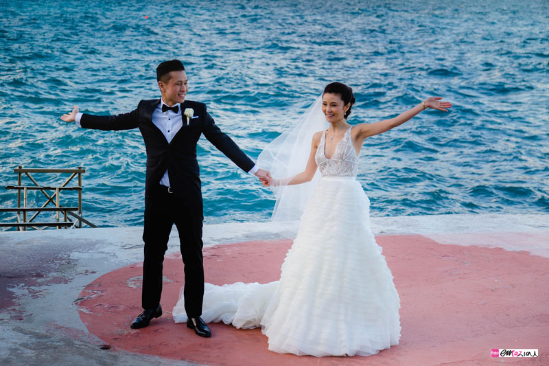 destination-wedding-photographer-italian-riviera-santamargheritaligure-bride-groom-beach