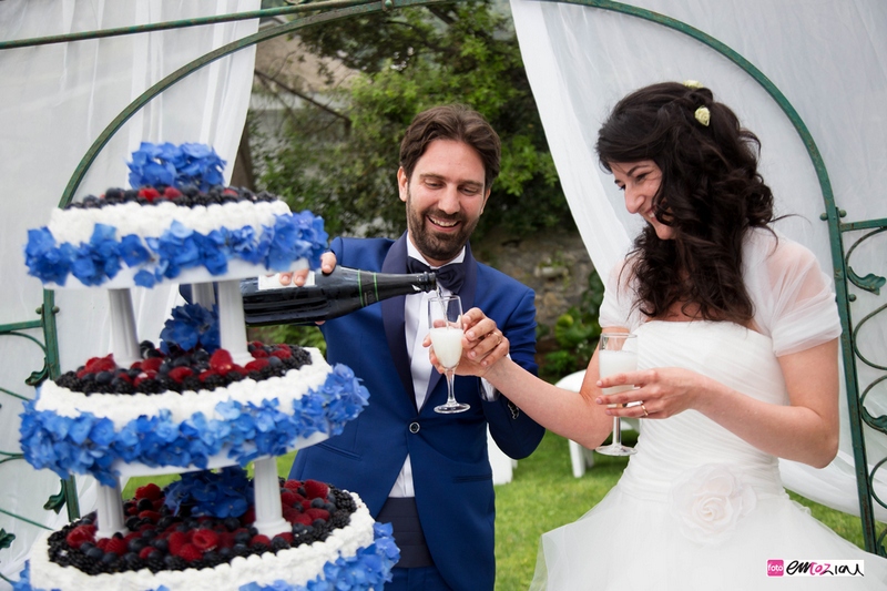 destination-wedding-italy-zoagli-castello-canevaro-photographer--wedding-cake